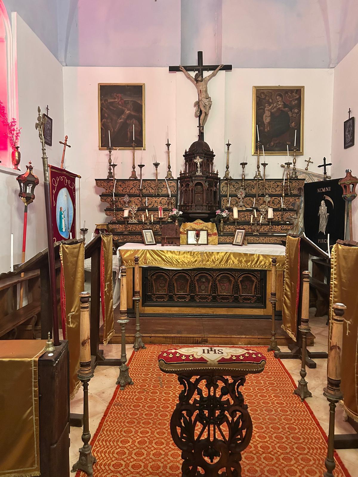 Intérieur de la Casazza de la confrérie Sant’Antone Abate éclairée par les cierges