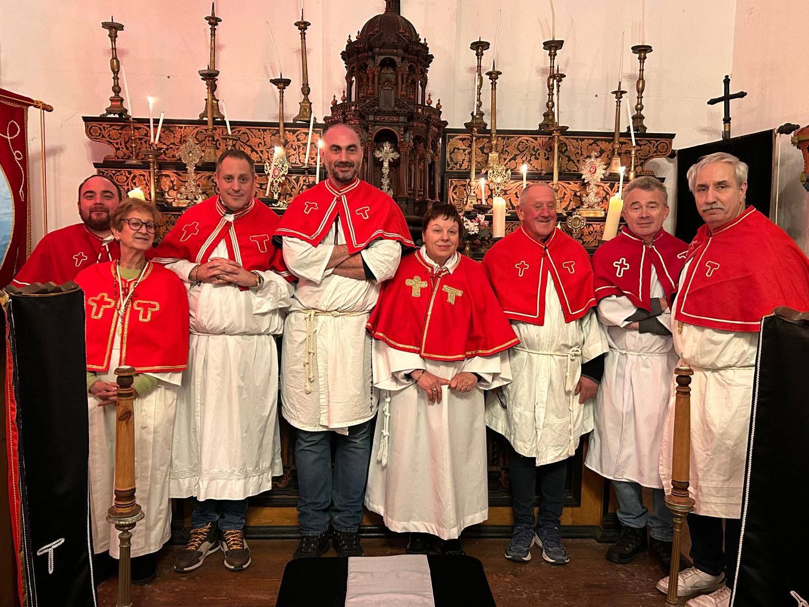 Confrères et consœurs de Sant’Antone Abate portant leur habit dans la Casazza